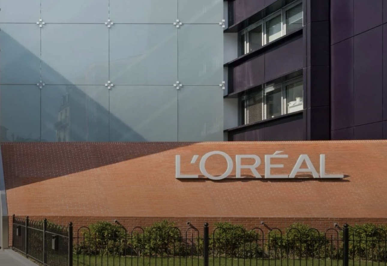 L'Oréal logo su tetto