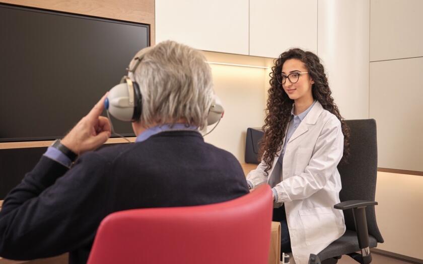 Audioprotesista Amplifon durante un test dell'udito | ESG News