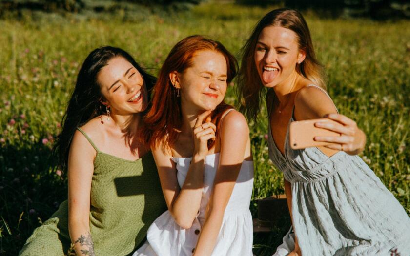 Women for Women ha già raggiunto oltre 500 donne sostenendo progetti per autonomia economica, formazione e reinserimento lavorativo.