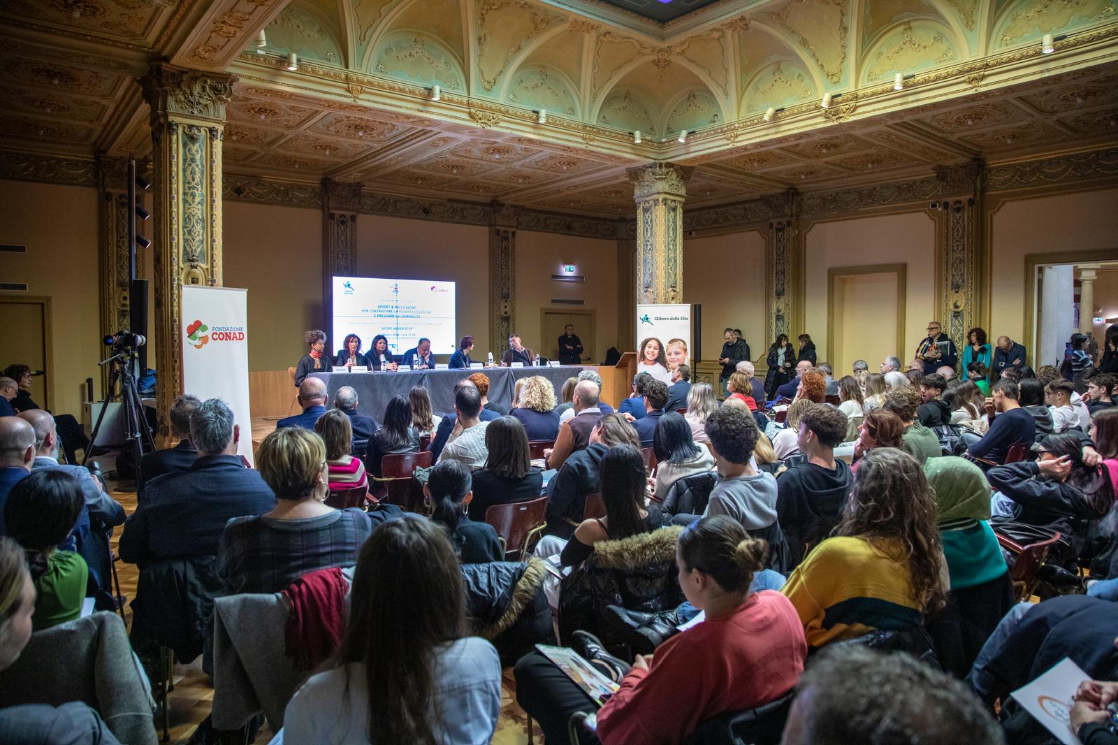 Sala gremita alla Biblioteca Universitaria di Genova